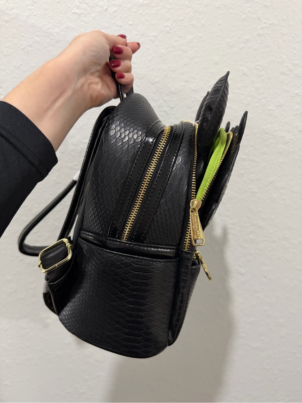 Universal Epic Universe Loungefly Toothless Dragon Backpack & Ears GOLD Limited - Picture 4 of 6